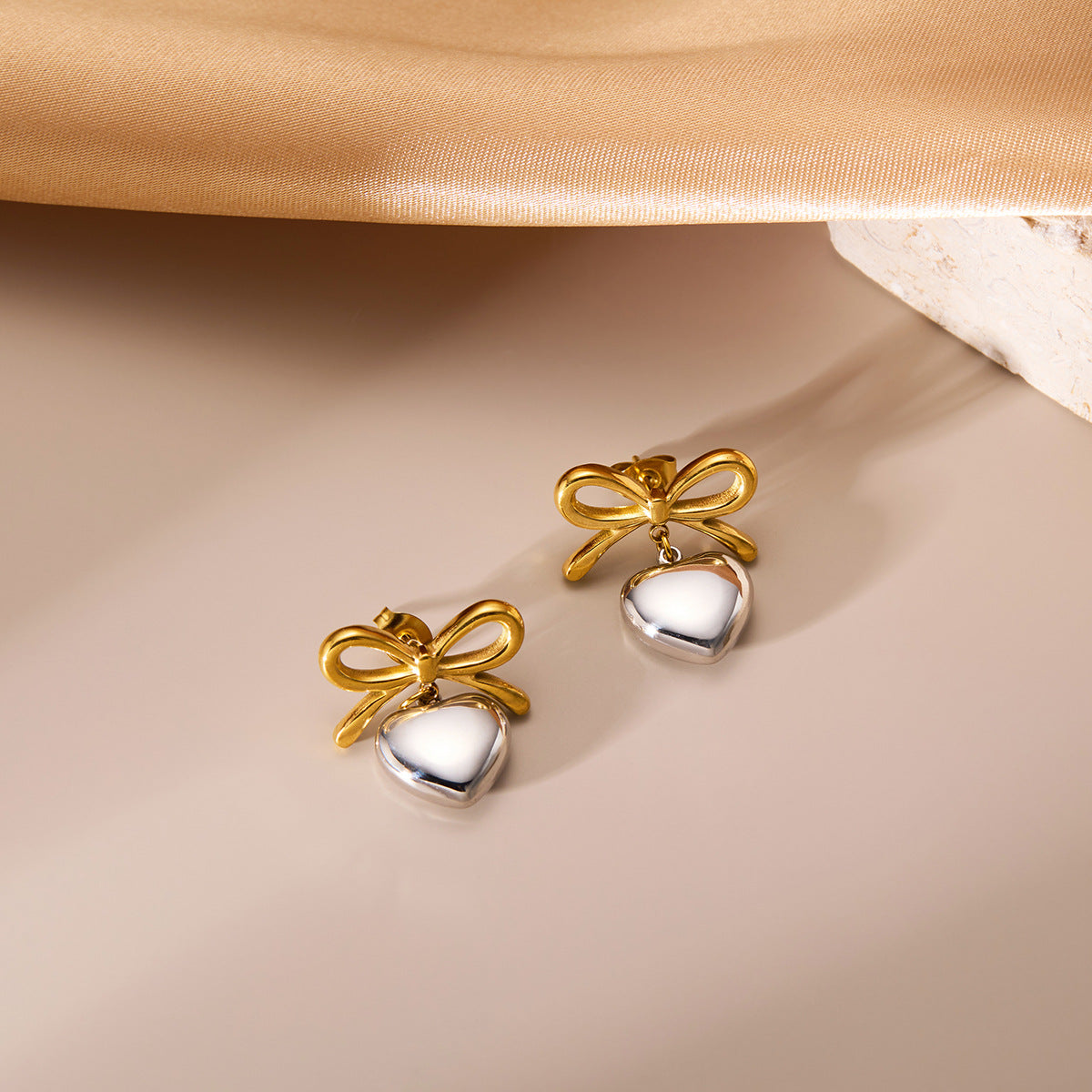 Bow love stud earrings