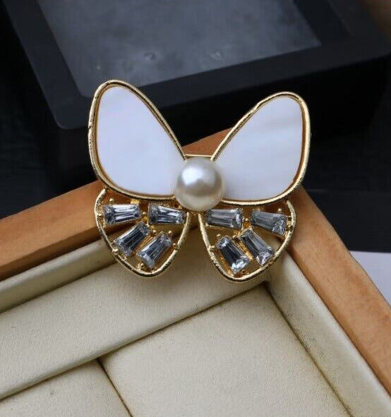 Break the cocoon into a butterfly pearl brooch