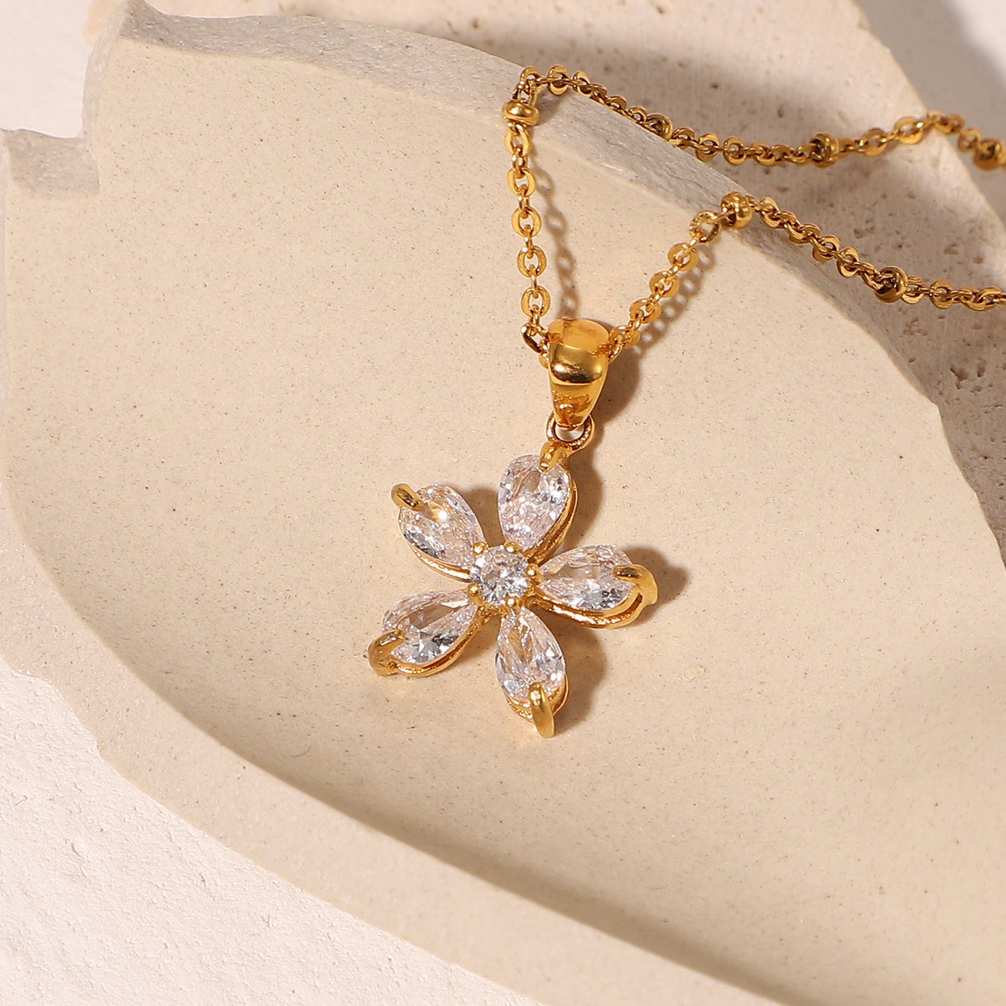 16mm White Zircon Flower Pendant Necklace