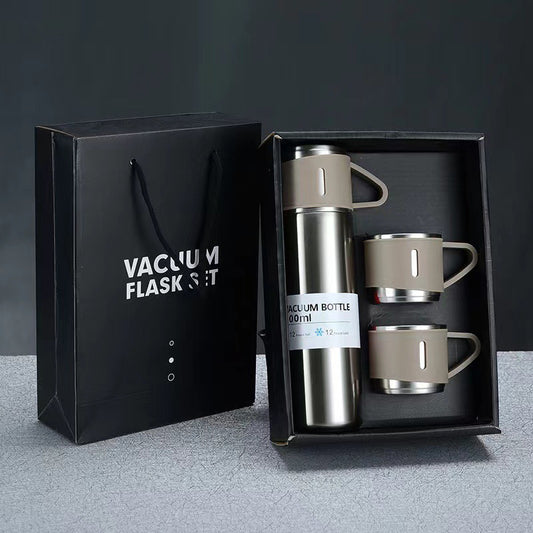 A cup of three-lid 500ml double-layer vacuum thermos cup