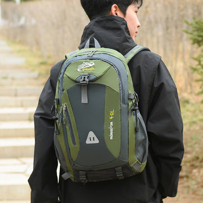 Large capacity mountaineering backpack