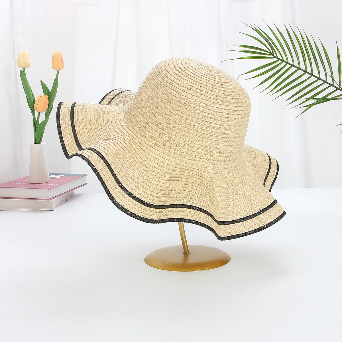 Sombrero de paja con borde ondulado y ala ancha para protección solar en verano 