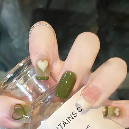 Uñas cortas de verano con forma de corazón verde para llevar puestas 