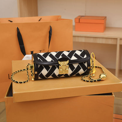 Fashion chain bags are popular for women.