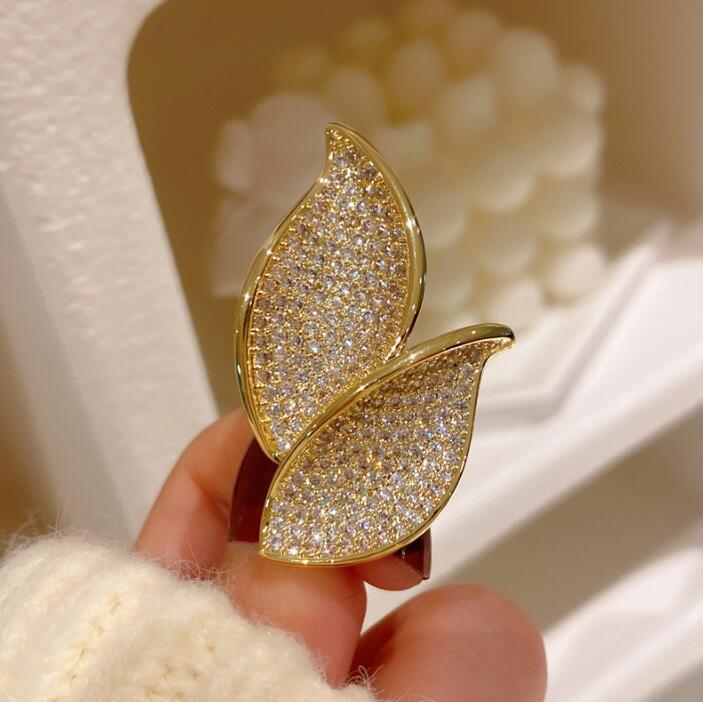 Newborn leaf brooch corsage