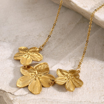 Three flowers necklace