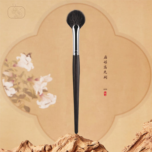 ：Ebony Wood G32 Fan Highlighter Brush