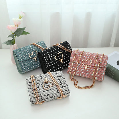 Plaid square bag is fashionable and versatile.