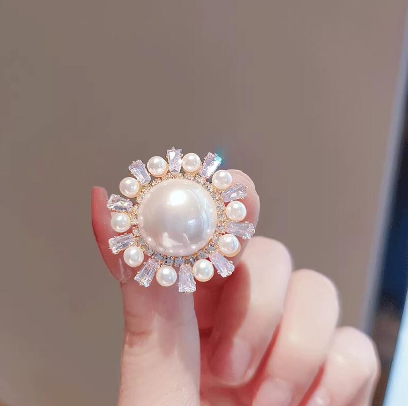 Round anti-pearl brooch