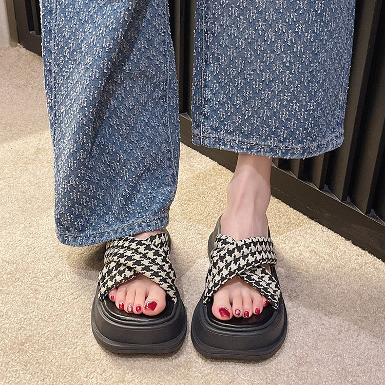 thick-soled crossed slippers