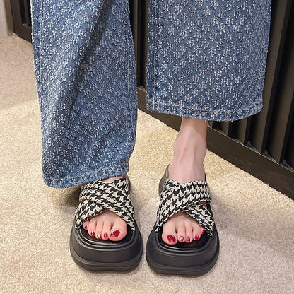 thick-soled crossed slippers