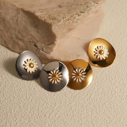 Round daisy stud earrings