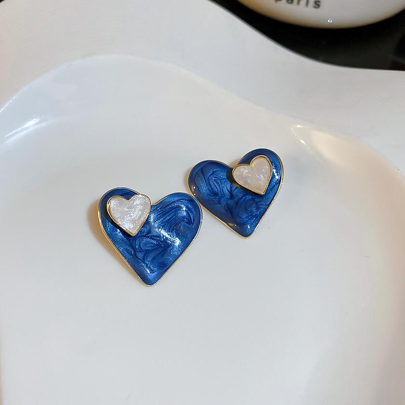 Pendientes de botón con forma de amor teñidos de aceite azul 