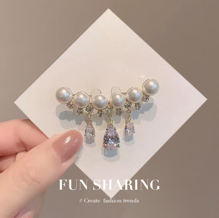 Pearl fringed brooch