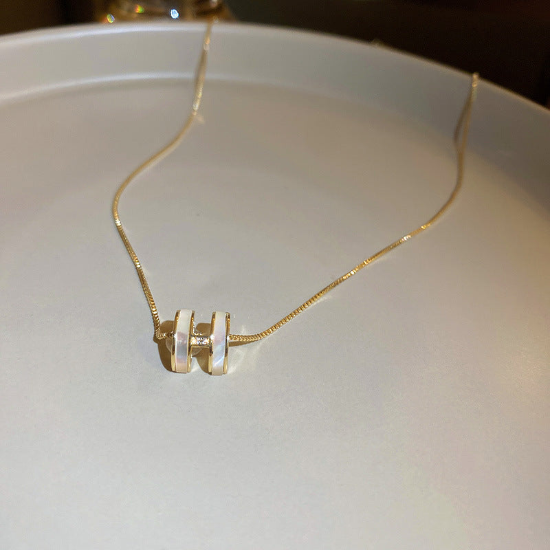 Letter three-dimensional H necklace