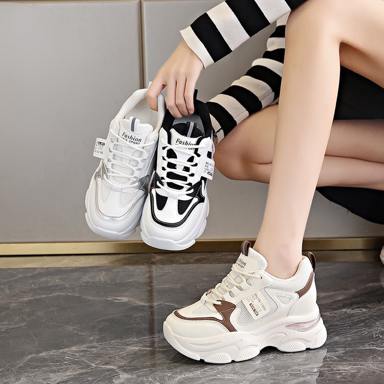 Thick-soled lace-up sneakers