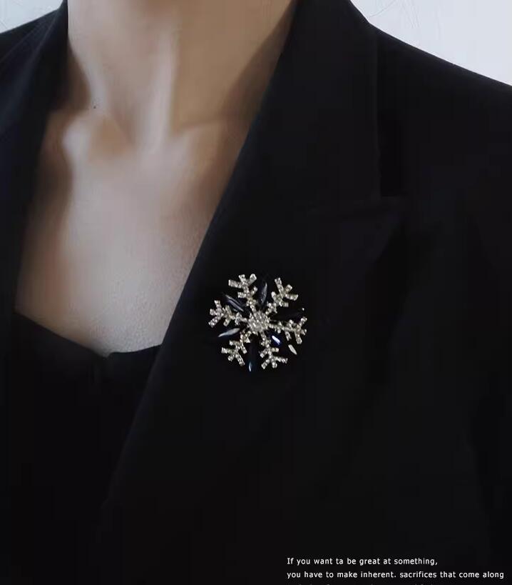 Snowflake brooch female high-end