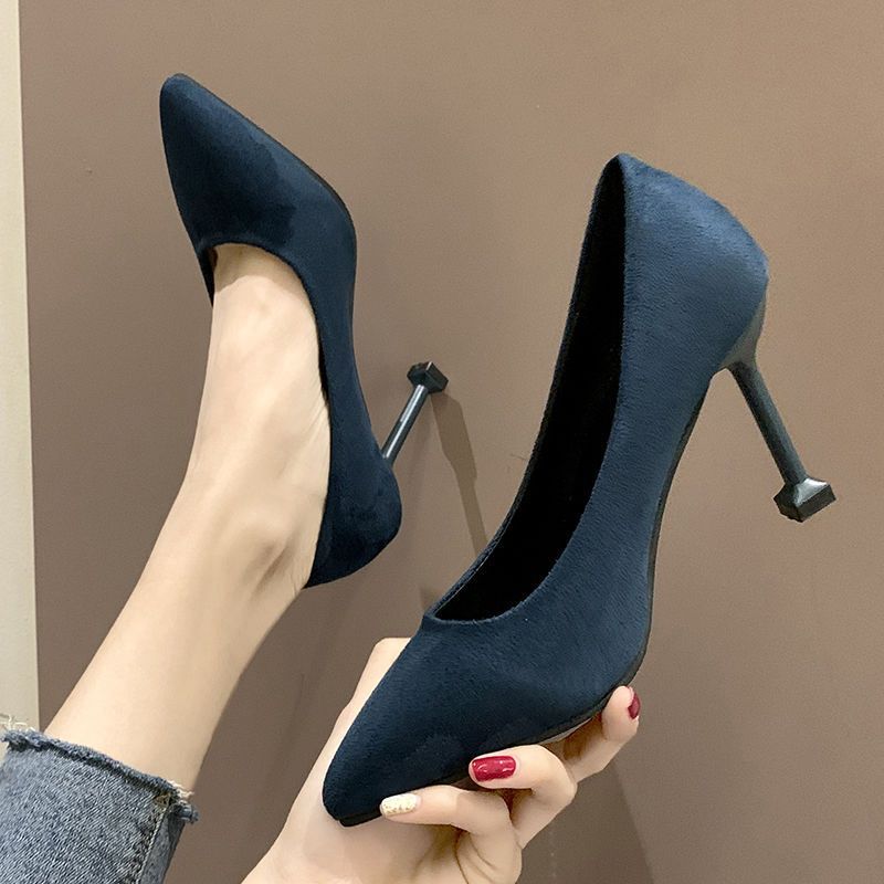 Black suede mid-heel shoes