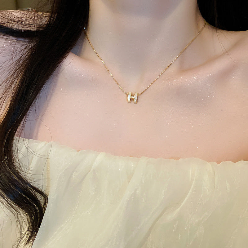 Letter three-dimensional H necklace