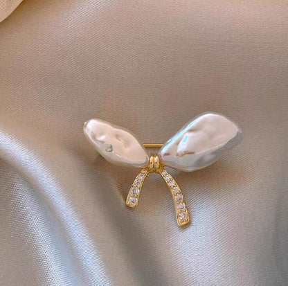 Irregular Pearl Bow Brooch