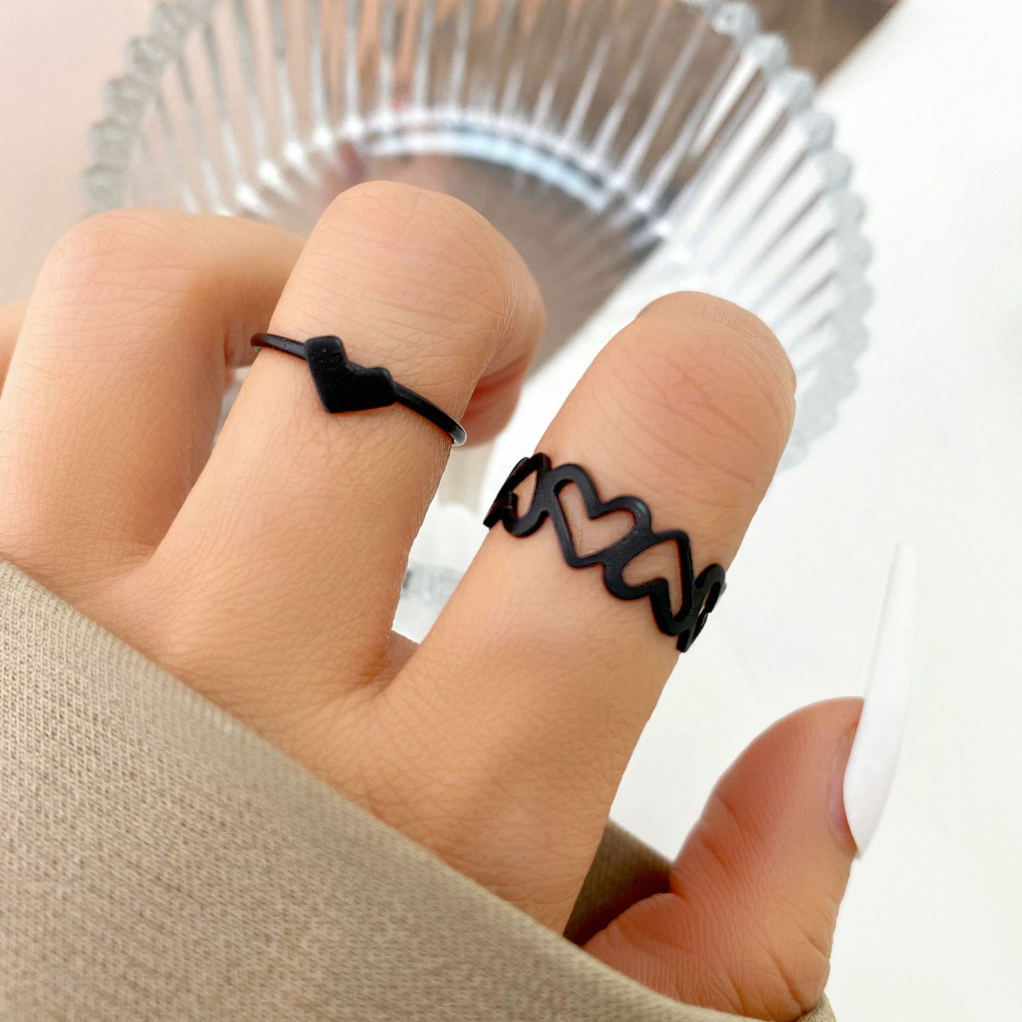 Hollow black glossy heart ring 2-piece set