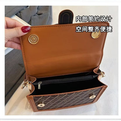 Simple women's bags are trendy and fashionable