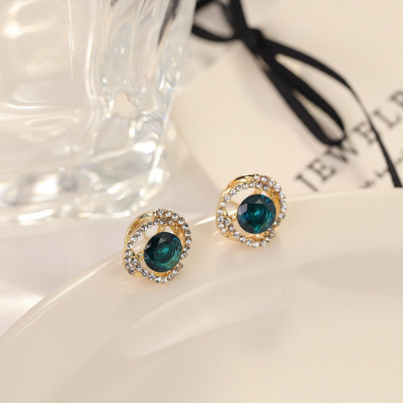 Exquisitos pendientes ligeramente tachonados con diamantes.