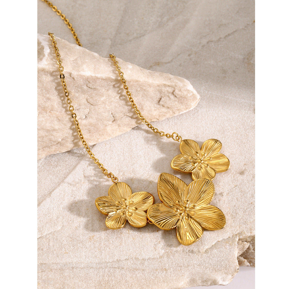 Three flowers necklace