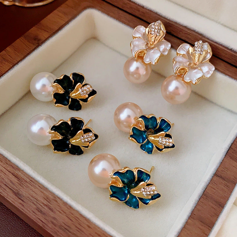 Pendientes de perlas y flores francesas con diamantes 