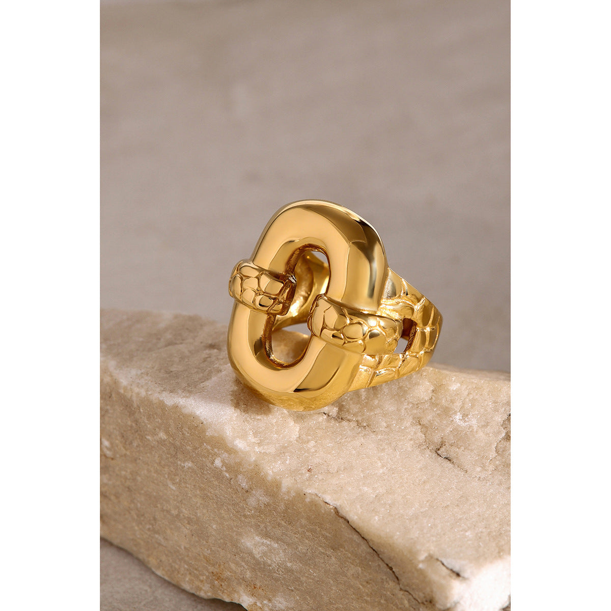 O-shaped geometric tortoise ring