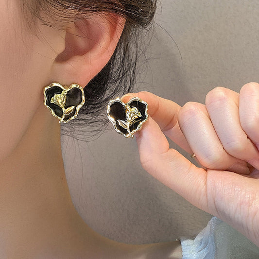 Tulip pleated love stud earrings