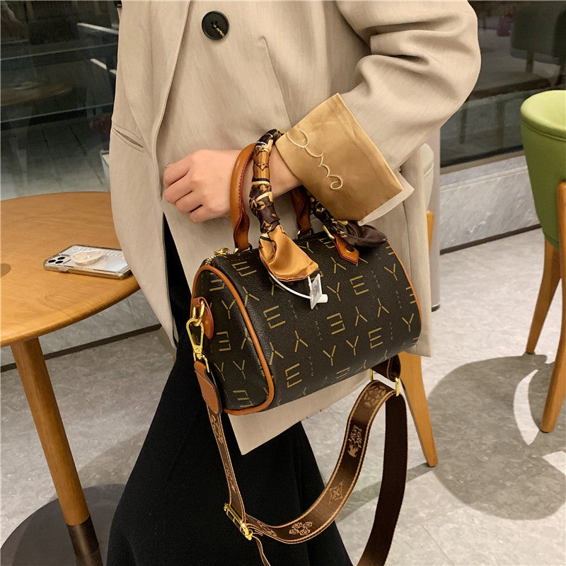 Stylish classic shoulder bag