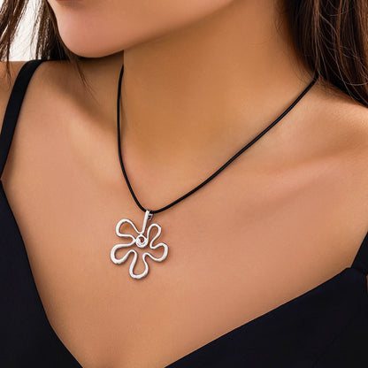 Hollow flower versatile necklace