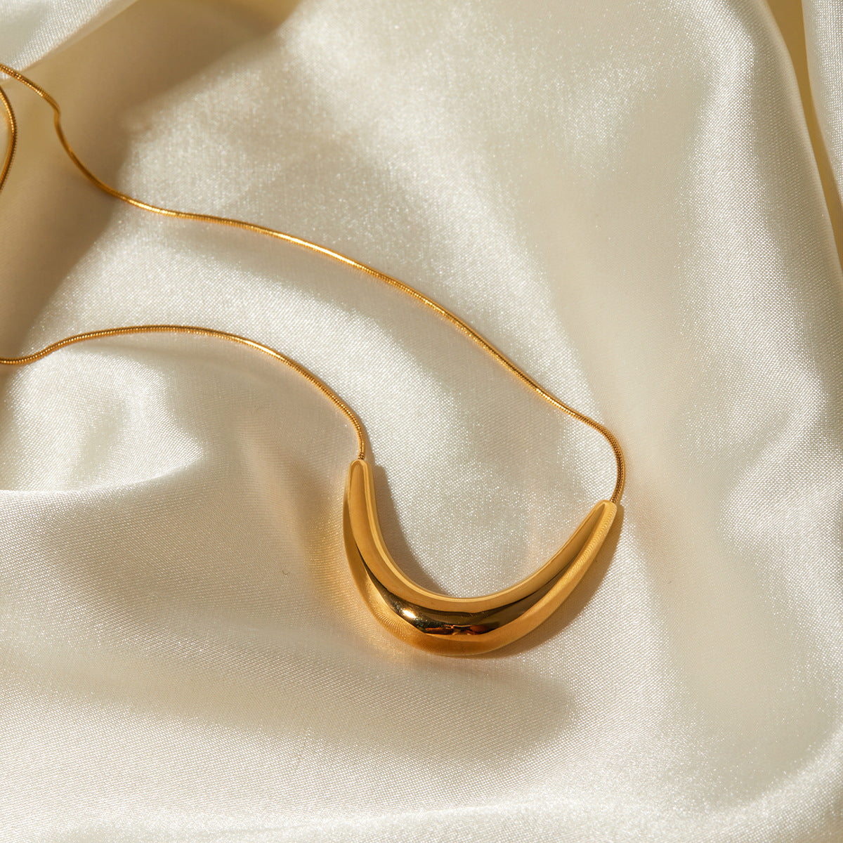 18k Gold Simple Smile Necklace