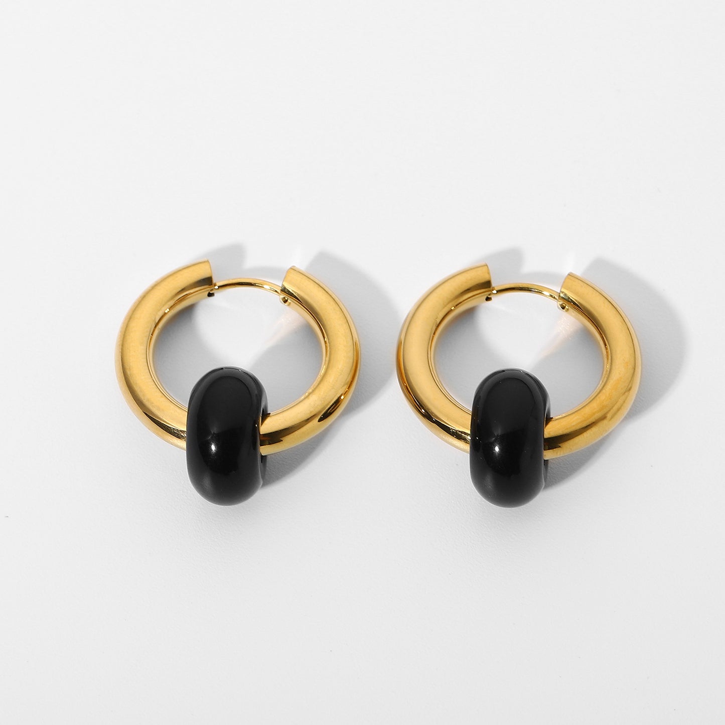 Pendientes de mujer con doble baño de oro y piedras de colores 