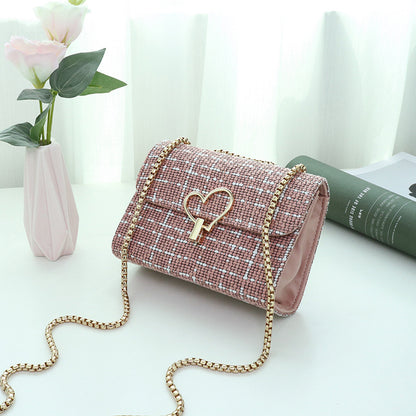 Plaid square bag is fashionable and versatile.