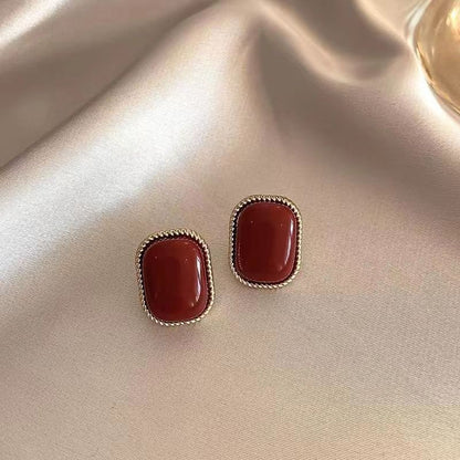 Pendientes rojos de lujo y de moda. 