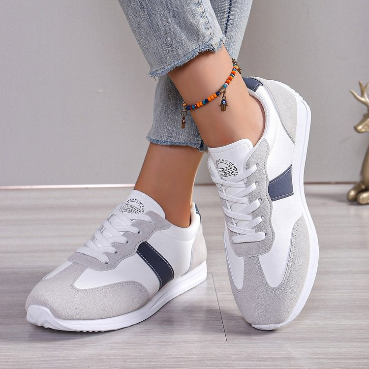 Flat casual sneakers