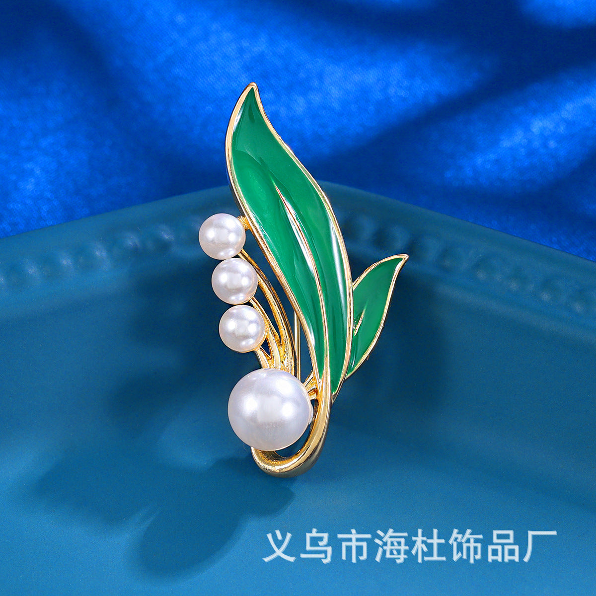 fashion Three-dimensional leaf pearl brooch