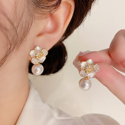 Pendientes con forma de flor de perla y circonitas goteantes 