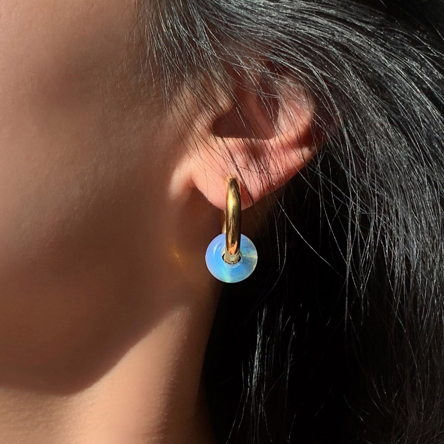 Pendientes de mujer con doble baño de oro y piedras de colores 