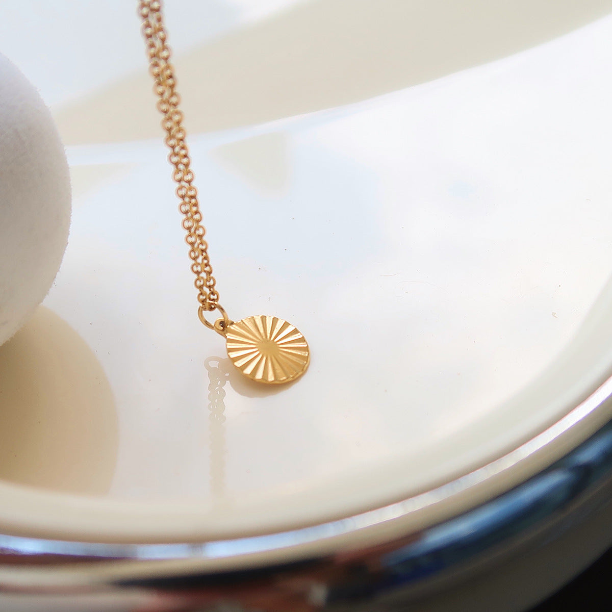 Round pendant necklace