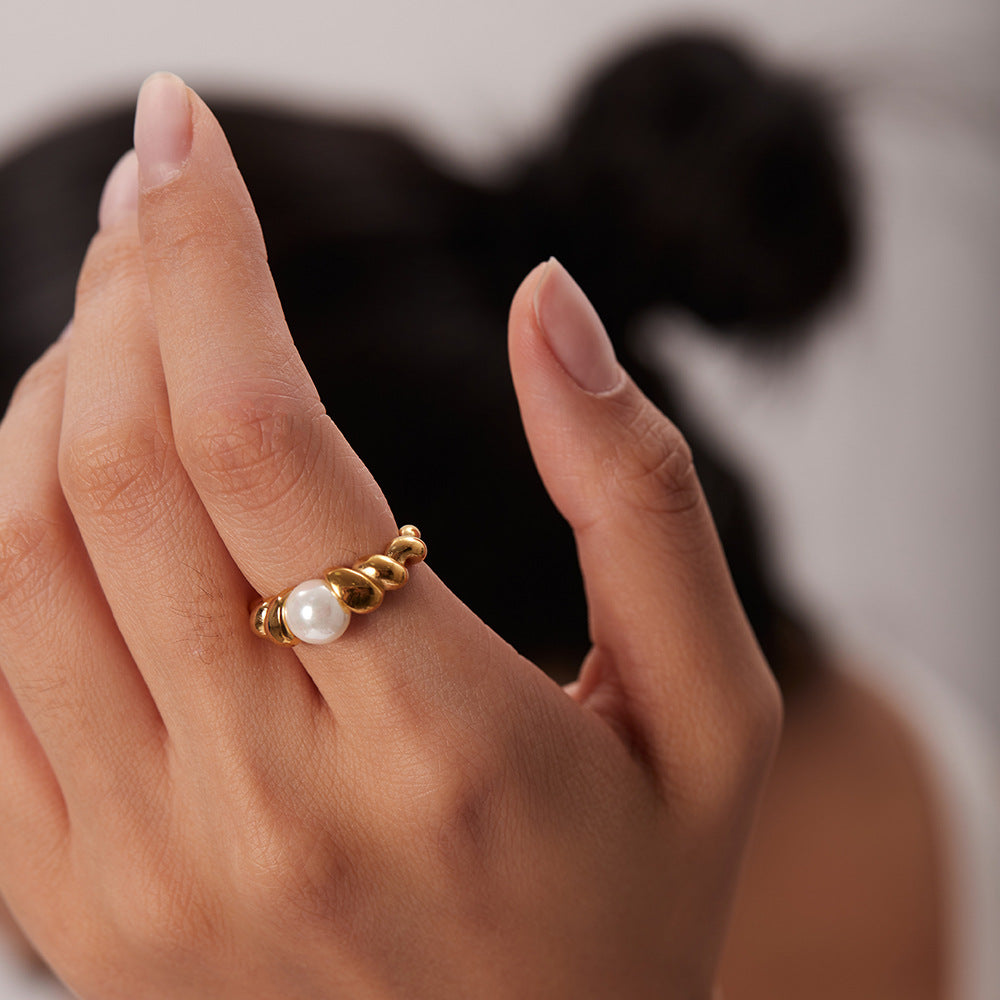 women's fashionable twisted ring