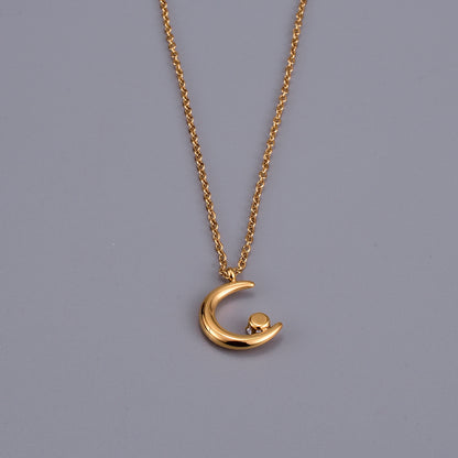 Moon inlaid zircon necklace