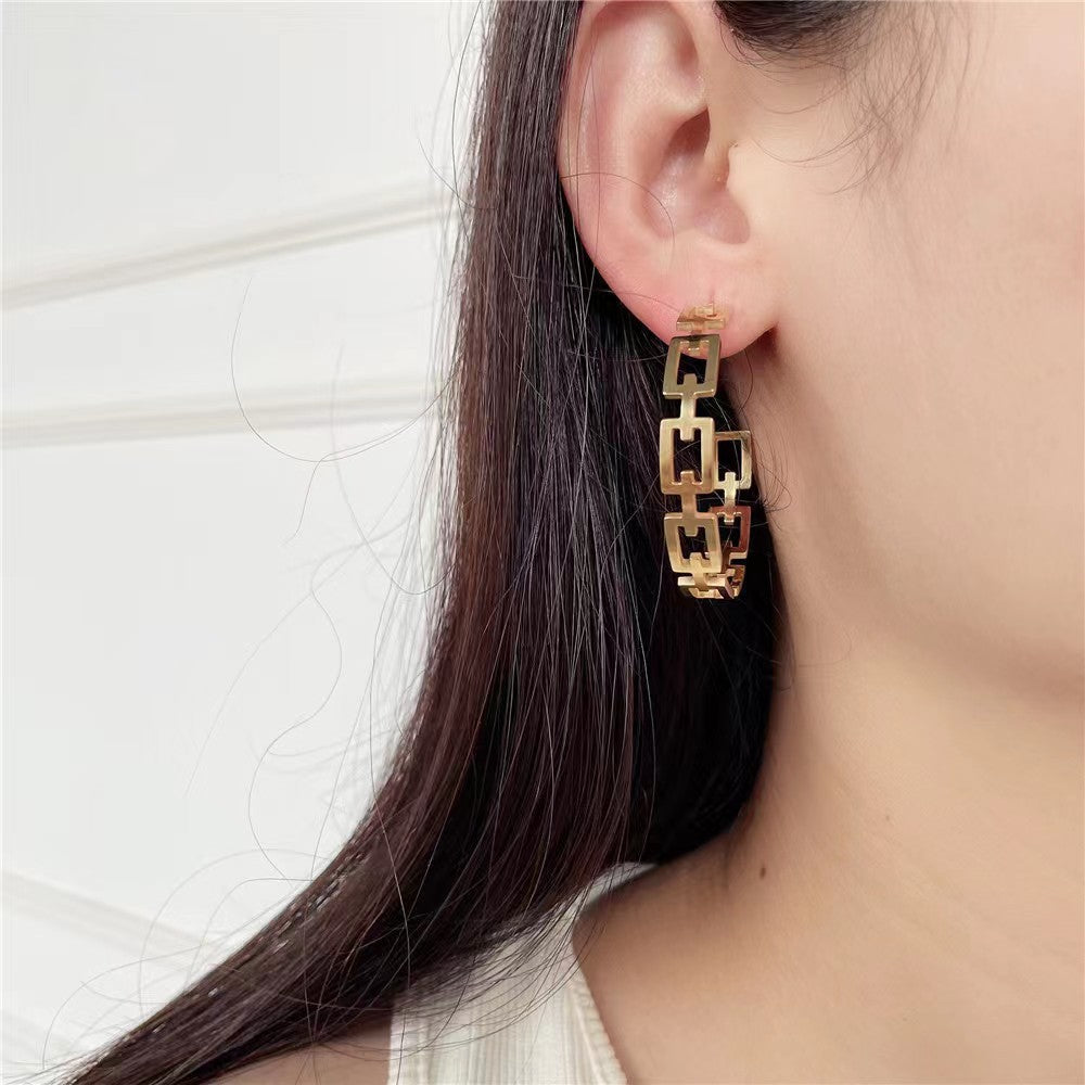 Big circle stud earrings woman