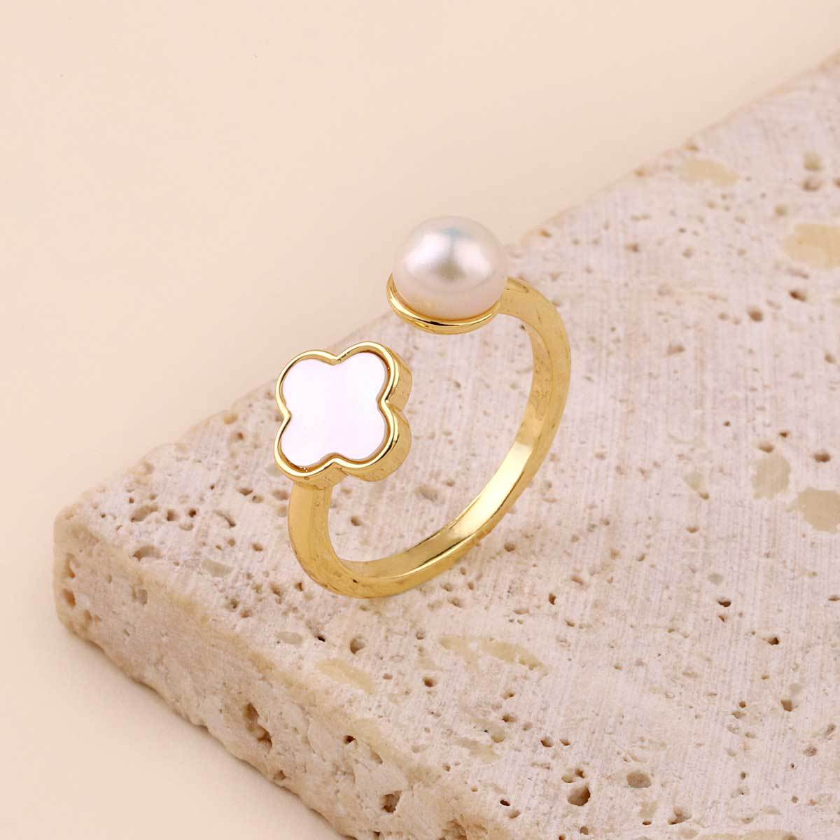 Anillo de perla natural de agua dulce con trébol de cuatro hojas 