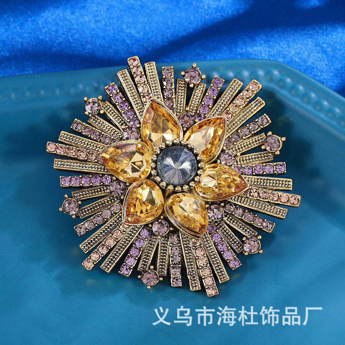 Gorgeous Crystal Glass Brooch