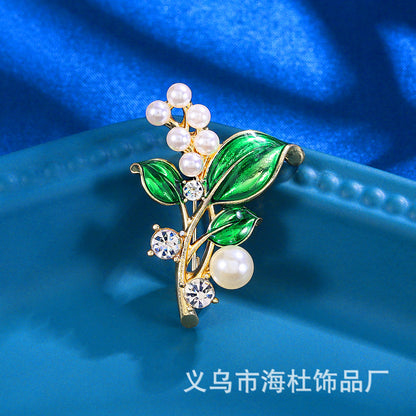 fashion Three-dimensional leaf pearl brooch