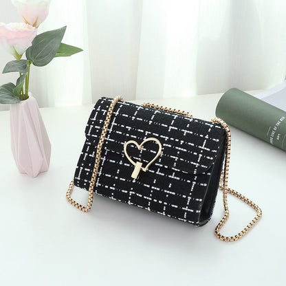 Plaid square bag is fashionable and versatile.