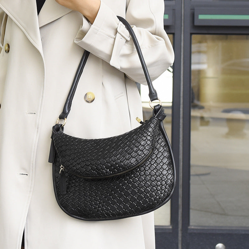 Niche crescent bag